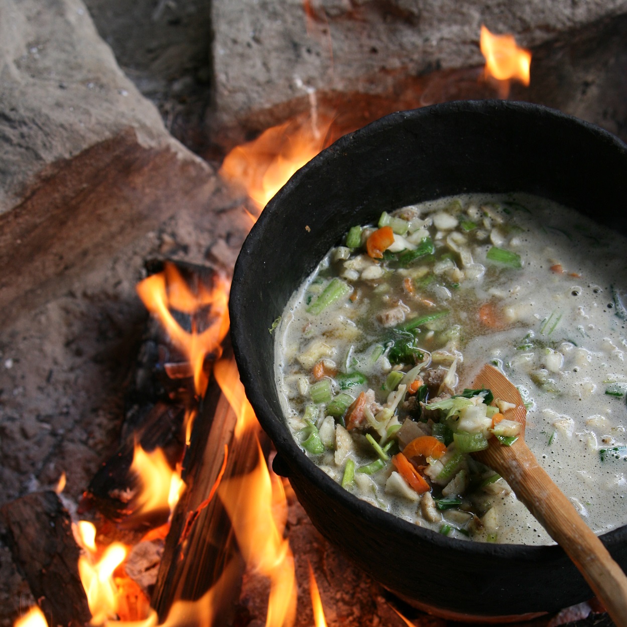 Zurück in die Steinzeit, Zubereitung von Gemüsesuppe in Terrakottagefäß (c) Südtiroler Archäologiemuseum / Marion Overkamp