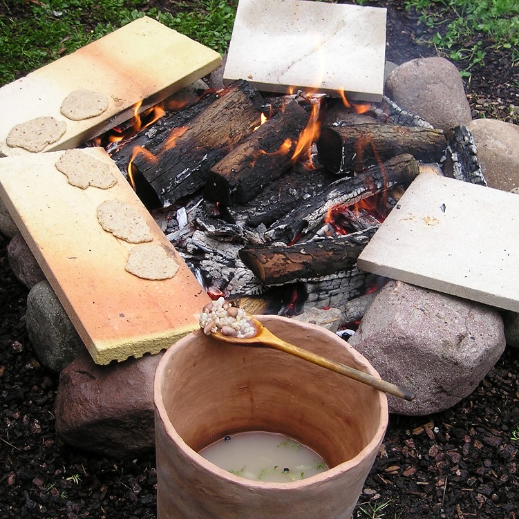 Zurück in die Steinzeit, Zubereitung von Fladenbrot und Gerstsuppe (c) Südtiroler Archäologiemuseum 